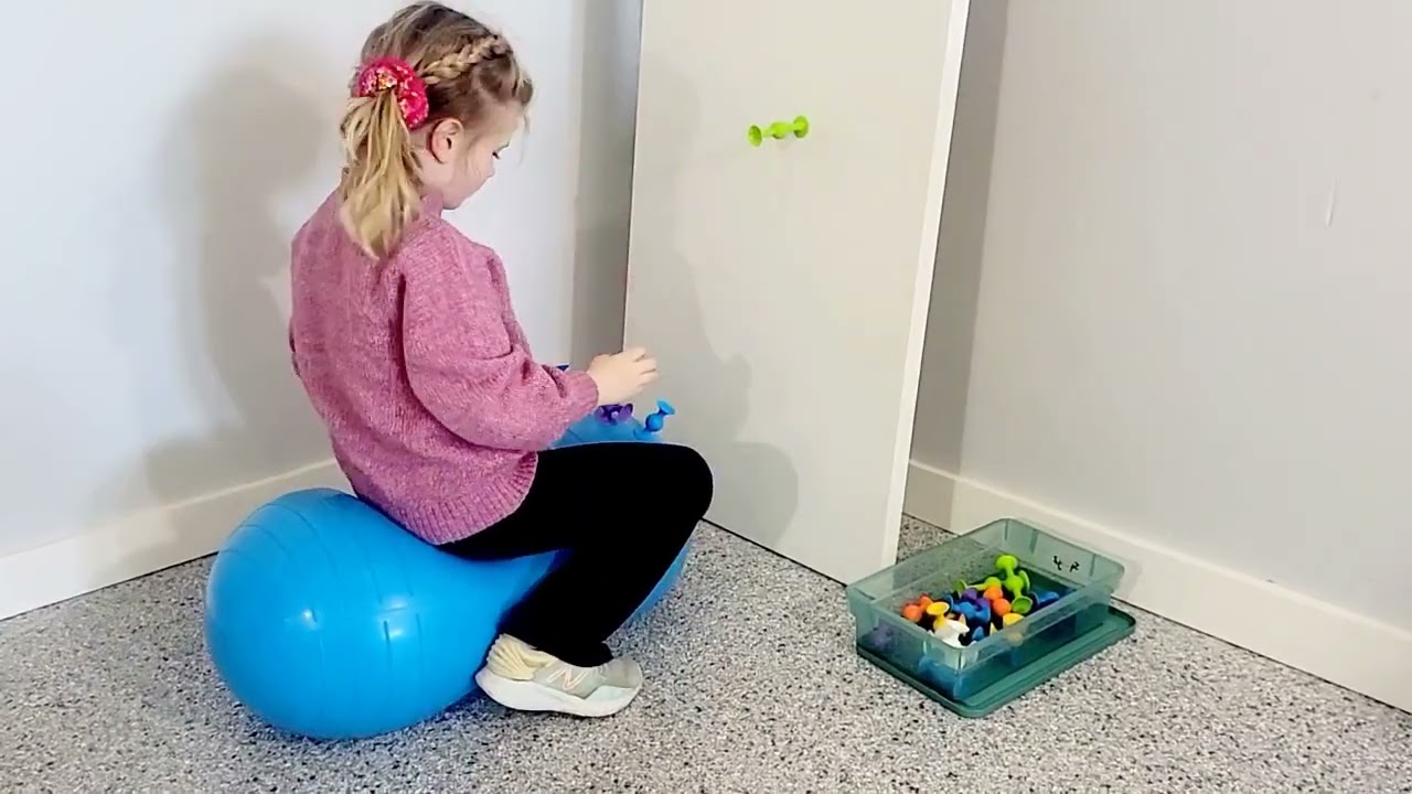 Peanut Ball Vertical Surface Squigz